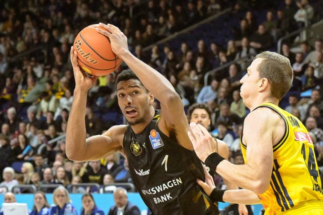 31.12.2025, xlakx, Basketball easyCredit BBL Bundesliga, Alba Berlin - Basketball Löwen Braunschweig v.l. David N™Guessan (Basketball Löwen Braunschweig), Justin Bean (Alba Berlin) Zweikampf, Duell, Kampf, tackle Berlin