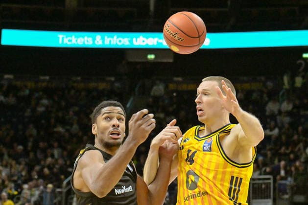 31.12.2025, xlakx, Basketball easyCredit BBL Bundesliga, Alba Berlin - Basketball Löwen Braunschweig v.l. David N™Guessan (Basketball Löwen Braunschweig), Martynas Echodas (Alba Berlin) Zweikampf, Duell, Kampf, tackle Berlin