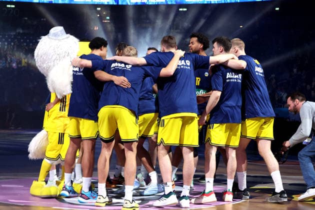 DEU, easyCredit BBL, ALBA vs. Loewen Braunschweig, 31.12.2025, Uber-Arena, Berlin, DEU, easyCredit BBL, ALBA vs. Loewen Braunschweig, im Bild ALBA-Spielerkreis