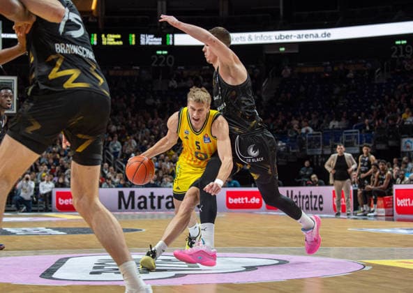 Basketball, Herren, Saison 2025 2026, easyCredit BBL (13. Spieltag, Nachholspiel), Alba Berlin - Löwen Braunschweig, v.l. Philipp Hartwich (Braunschweig), Sam Griesel (Alba), Luka Scuka (Braunschweig), 31.12.2025, Copyright: xSebastianxRäppold MatthiasxKochx
