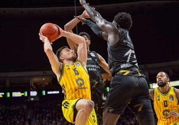Basketball, Herren, Saison 2025 2026, easyCredit BBL (13. Spieltag, Nachholspiel), Alba Berlin - Löwen Braunschweig, v.l. Martin Hermannsson (Alba), David N Guessan (Braunschweig), Barra Njie (Braunschweig), 31.12.2025, Copyright: xSebastianxRäppold MatthiasxKochx