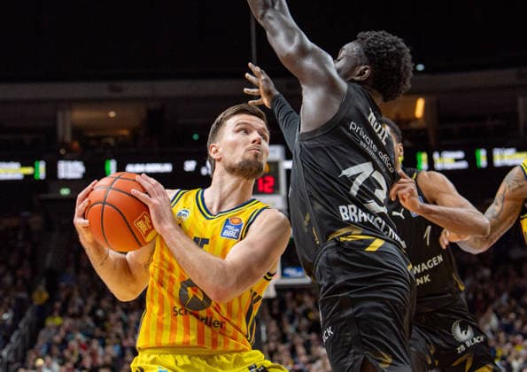 Basketball, Herren, Saison 2025 2026, easyCredit BBL (13. Spieltag, Nachholspiel), Alba Berlin - Löwen Braunschweig, v.l. Martin Hermannsson (Alba), Barra Njie (Braunschweig), 31.12.2025, Copyright: xSebastianxRäppold MatthiasxKochx