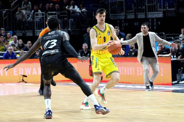 DEU, easyCredit BBL, ALBA vs. Loewen Braunschweig, 31.12.2025, Uber-Arena, Berlin, DEU, easyCredit BBL, ALBA vs. Loewen Braunschweig, im Bild JONAS MATTISSECK (ALBA Berlin 9), Barra Njie (Braunschweig 13)