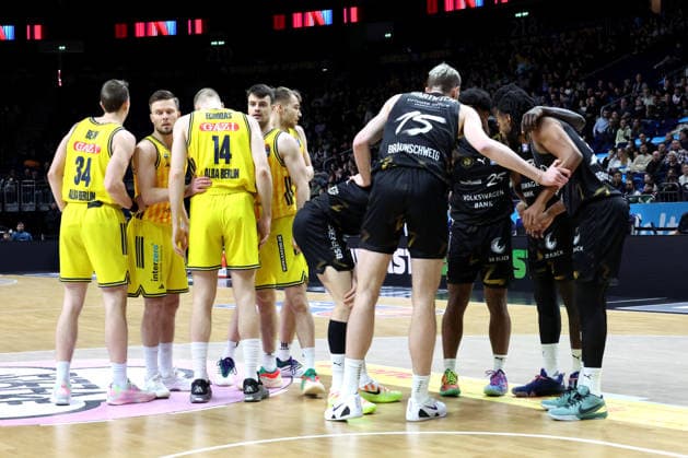 DEU, easyCredit BBL, ALBA vs. Loewen Braunschweig, 31.12.2025, Uber-Arena, Berlin, DEU, easyCredit BBL, ALBA vs. Loewen Braunschweig, im Bild ALBA-Spielerkreis, Braunschweiger-Spieler