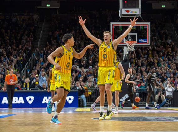 Basketball, Herren, Saison 2025 2026, easyCredit BBL (13. Spieltag, Nachholspiel), Alba Berlin - Löwen Braunschweig, v.l. Jack Kayil (Alba), Sam Griesel (Alba), 31.12.2025, Copyright: xSebastianxRäppold MatthiasxKochx