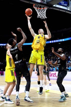 DEU, easyCredit BBL, ALBA vs. Loewen Braunschweig, 31.12.2025, Uber-Arena, Berlin, DEU, easyCredit BBL, ALBA vs. Loewen Braunschweig, im Bild Martynas Echodas (ALBA Berlin 14), David NÕGuessan (Braunschweig 1), Benjamin Schroeder (Braunschweig 2)