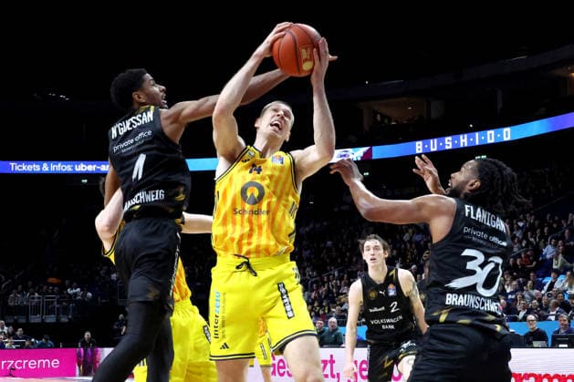 DEU, easyCredit BBL, ALBA vs. Loewen Braunschweig, 31.12.2025, Uber-Arena, Berlin, DEU, easyCredit BBL, ALBA vs. Loewen Braunschweig, im Bild Martynas Echodas (ALBA Berlin 14), David NÕGuessan (Braunschweig 1), Chip Flanigan (Braunschweig 30)