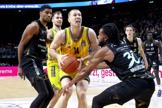 DEU, easyCredit BBL, ALBA vs. Loewen Braunschweig, 31.12.2025, Uber-Arena, Berlin, DEU, easyCredit BBL, ALBA vs. Loewen Braunschweig, im Bild Martynas Echodas (ALBA Berlin 14), David NÕGuessan (Braunschweig 1), Chip Flanigan (Braunschweig 30)
