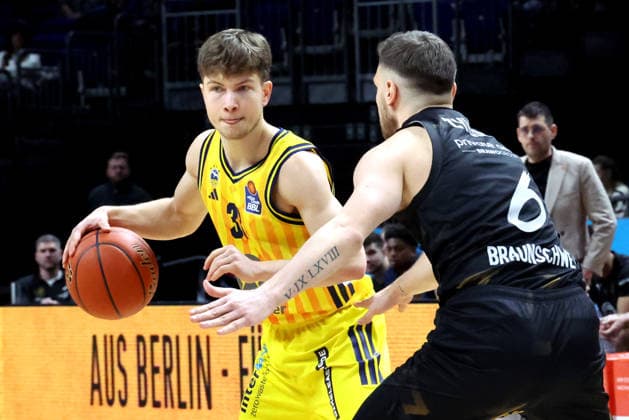 DEU, easyCredit BBL, ALBA vs. Loewen Braunschweig, 31.12.2025, Uber-Arena, Berlin, DEU, easyCredit BBL, ALBA vs. Loewen Braunschweig, im Bild Bennet Hundt (ALBA Berlin 33), Ferdinand Zylka (Braunschweig 6)