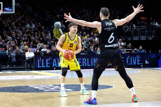 DEU, easyCredit BBL, ALBA vs. Loewen Braunschweig, 31.12.2025, Uber-Arena, Berlin, DEU, easyCredit BBL, ALBA vs. Loewen Braunschweig, im Bild Bennet Hundt (ALBA Berlin 33), Ferdinand Zylka (Braunschweig 6)