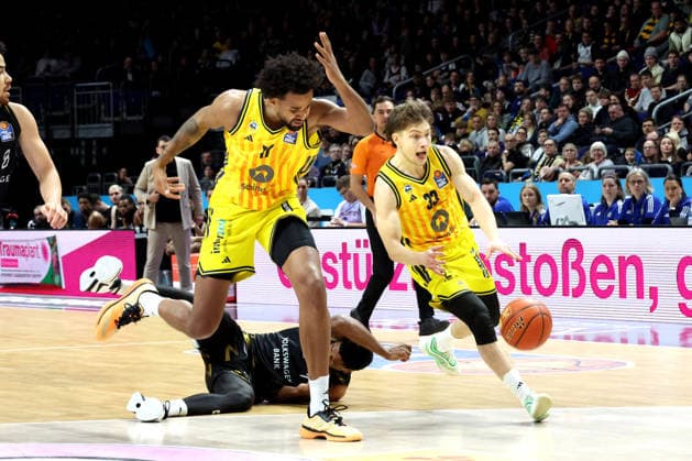 DEU, easyCredit BBL, ALBA vs. Loewen Braunschweig, 31.12.2025, Uber-Arena, Berlin, DEU, easyCredit BBL, ALBA vs. Loewen Braunschweig, im Bild Bennet Hundt (ALBA Berlin 33), Norris Agbakoko (ALBA Berlin 17), David NÕGuessan (Braunschweig 1)