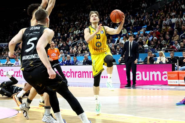 DEU, easyCredit BBL, ALBA vs. Loewen Braunschweig, 31.12.2025, Uber-Arena, Berlin, DEU, easyCredit BBL, ALBA vs. Loewen Braunschweig, im Bild Bennet Hundt (ALBA Berlin 33), Luka Scuka Klassen (Braunschweig 5)