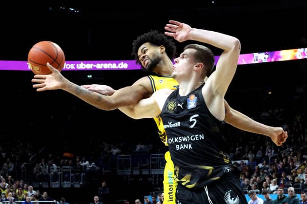 DEU, easyCredit BBL, ALBA vs. Loewen Braunschweig, 31.12.2025, Uber-Arena, Berlin, DEU, easyCredit BBL, ALBA vs. Loewen Braunschweig, im Bild Norris Agbakoko (ALBA Berlin 17), Luka Scuka Klassen (Braunschweig 5)