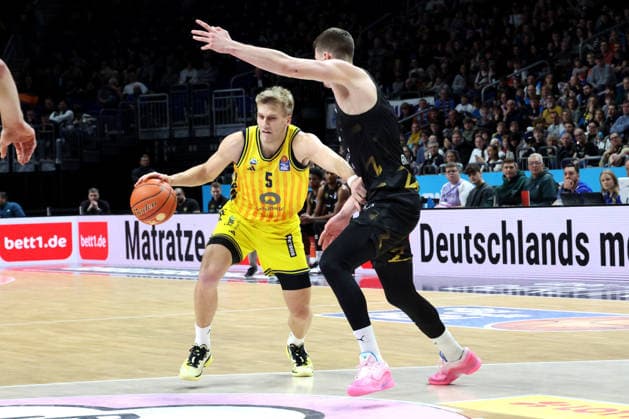 DEU, easyCredit BBL, ALBA vs. Loewen Braunschweig, 31.12.2025, Uber-Arena, Berlin, DEU, easyCredit BBL, ALBA vs. Loewen Braunschweig, im Bild Sam Griesel (ALBA Berlin 5), Luka Scuka Klassen (Braunschweig 5)