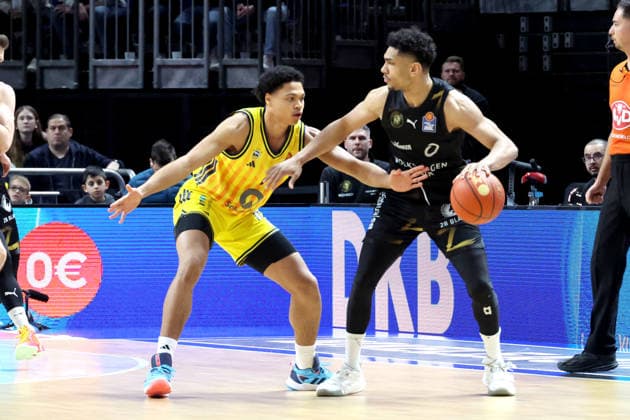 DEU, easyCredit BBL, ALBA vs. Loewen Braunschweig, 31.12.2025, Uber-Arena, Berlin, DEU, easyCredit BBL, ALBA vs. Loewen Braunschweig, im Bild Jack Kayil( ALBA Berlin 7), Adrian Worthy (Braunschweig 0)