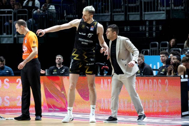 DEU, easyCredit BBL, ALBA vs. Loewen Braunschweig, 31.12.2025, Uber-Arena, Berlin, DEU, easyCredit BBL, ALBA vs. Loewen Braunschweig, im Bild Headcoach KOSTAS PAPAZOGLOU (Braunschweig), Philipp Hartwich (Braunschweig 15)