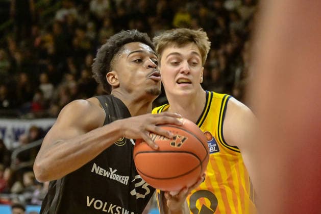 31.12.2025, xlakx, Basketball easyCredit BBL Bundesliga, Alba Berlin - Basketball Löwen Braunschweig v.l. Grant Sherfield (Basketball Löwen Braunschweig), Anton Nufer (Alba Berlin) Zweikampf, Duell, Kampf, tackle Berlin