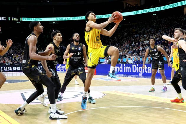 DEU, easyCredit BBL, ALBA vs. Loewen Braunschweig, 31.12.2025, Uber-Arena, Berlin, DEU, easyCredit BBL, ALBA vs. Loewen Braunschweig, im Bild Jack Kayil( ALBA Berlin 7), Adrian Worthy (Braunschweig 0), Chip Flanigan (Braunschweig 30), David NÕGuessan (Braunschweig 1)
