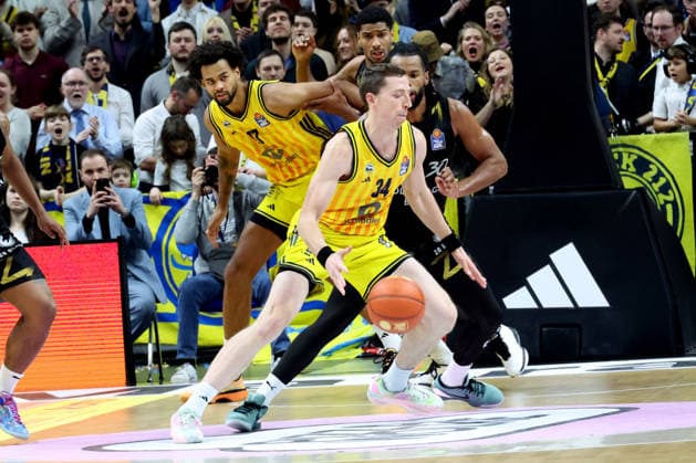 DEU, easyCredit BBL, ALBA vs. Loewen Braunschweig, 31.12.2025, Uber-Arena, Berlin, DEU, easyCredit BBL, ALBA vs. Loewen Braunschweig, im Bild Justin Bean (ALBA Berlin 34), Norris Agbakoko (ALBA Berlin 17), Chip Flanigan (Braunschweig 30)