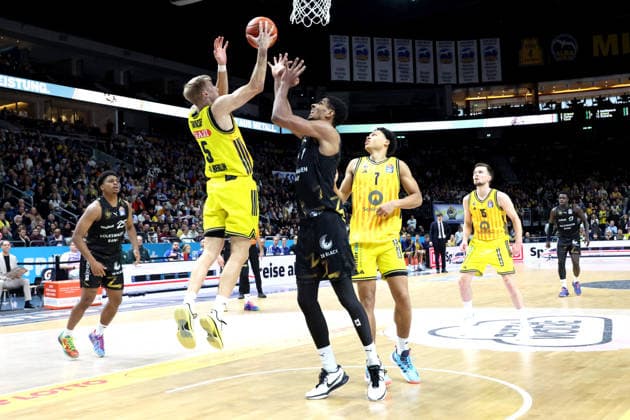 DEU, easyCredit BBL, ALBA vs. Loewen Braunschweig, 31.12.2025, Uber-Arena, Berlin, DEU, easyCredit BBL, ALBA vs. Loewen Braunschweig, im Bild Sam Griesel (ALBA Berlin 5), Jack Kayil( ALBA Berlin 7), b1