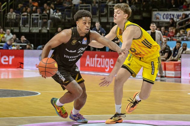 31.12.2025, xlakx, Basketball easyCredit BBL Bundesliga, Alba Berlin - Basketball Löwen Braunschweig v.l. Grant Sherfield (Basketball Löwen Braunschweig), Anton Nufer (Alba Berlin) Zweikampf, Duell, Kampf, tackle Berlin