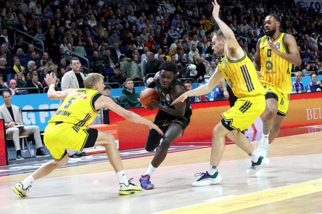 DEU, easyCredit BBL, ALBA vs. Loewen Braunschweig, 31.12.2025, Uber-Arena, Berlin, DEU, easyCredit BBL, ALBA vs. Loewen Braunschweig, im Bild Sam Griesel (ALBA Berlin 5), MALTE DELOW (ALBA Berlin 6), J Wan Roberts (ALBA Berlin 13), Adrian Worthy (Braunschweig 0)