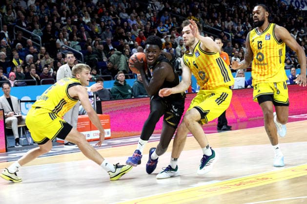 DEU, easyCredit BBL, ALBA vs. Loewen Braunschweig, 31.12.2025, Uber-Arena, Berlin, DEU, easyCredit BBL, ALBA vs. Loewen Braunschweig, im Bild Sam Griesel (ALBA Berlin 5), MALTE DELOW (ALBA Berlin 6), J Wan Roberts (ALBA Berlin 13), Adrian Worthy (Braunschweig 0)