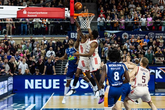 GER, easy-Credit Basketball-Bundesliga, Rostock Seawolves - FC Bayern München Basketball. 31.12.2025, Stadthalle, Rostock, GER, easy-Credit Basketball-Bundesliga, Rostock Seawolves - FC Bayern München Basketball. D Shawn Schwartz (Rostock Seawolves 5), Isiaha Mike (FC Bayern München Basketball 22), David McCormack (FC Bayern München Basketball 33) Foto Alexander Trienitz Rostock Stadthalle Mecklenburg-Vorpommern Deutschland