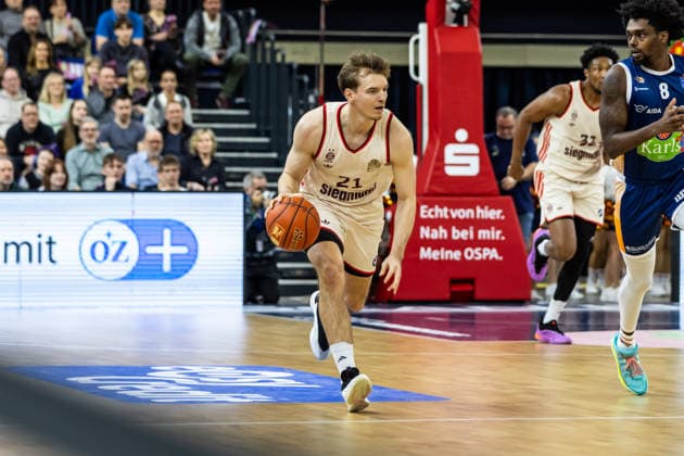 GER, easy-Credit Basketball-Bundesliga, Rostock Seawolves - FC Bayern München Basketball. 31.12.2025, Stadthalle, Rostock, GER, easy-Credit Basketball-Bundesliga, Rostock Seawolves - FC Bayern München Basketball. Justus Hollatz (FC Bayern München Basketball 21) Foto Alexander Trienitz Rostock Stadthalle Mecklenburg-Vorpommern Deutschland