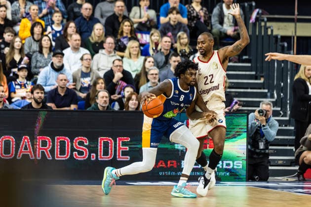 GER, easy-Credit Basketball-Bundesliga, Rostock Seawolves - FC Bayern München Basketball. 31.12.2025, Stadthalle, Rostock, GER, easy-Credit Basketball-Bundesliga, Rostock Seawolves - FC Bayern München Basketball. Kassim Nicholson (Rostock Seawolves 8), Isiaha Mike (FC Bayern München Basketball 22) Foto Alexander Trienitz Rostock Stadthalle Mecklenburg-Vorpommern Deutschland