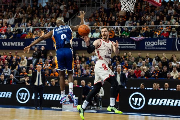 GER, easy-Credit Basketball-Bundesliga, Rostock Seawolves - FC Bayern München Basketball. 31.12.2025, Stadthalle, Rostock, GER, easy-Credit Basketball-Bundesliga, Rostock Seawolves - FC Bayern München Basketball. Andreas Obst (FC Bayern München Basketball 13), DeAndre Lansdowne (Rostock Seawolves 9) Foto Alexander Trienitz Rostock Stadthalle Mecklenburg-Vorpommern Deutschland