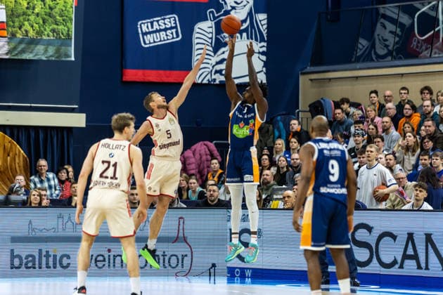 GER, easy-Credit Basketball-Bundesliga, Rostock Seawolves - FC Bayern München Basketball. 31.12.2025, Stadthalle, Rostock, GER, easy-Credit Basketball-Bundesliga, Rostock Seawolves - FC Bayern München Basketball. Kassim Nicholson (Rostock Seawolves 8), Niels Giffey (FC Bayern München Basketball 5) Foto Alexander Trienitz Rostock Stadthalle Mecklenburg-Vorpommern Deutschland