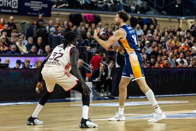 GER, easy-Credit Basketball-Bundesliga, Rostock Seawolves - FC Bayern München Basketball. 31.12.2025, Stadthalle, Rostock, GER, easy-Credit Basketball-Bundesliga, Rostock Seawolves - FC Bayern München Basketball. Sid-Marlon Theis (Rostock Seawolves 19), Wenyen Gabriel (FC Bayern München Basketball 32) Foto Alexander Trienitz Rostock Stadthalle Mecklenburg-Vorpommern Deutschland