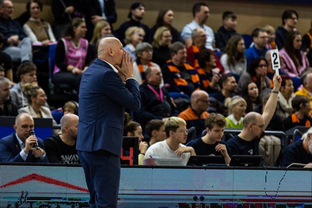 GER, easy-Credit Basketball-Bundesliga, Rostock Seawolves - FC Bayern München Basketball. 31.12.2025, Stadthalle, Rostock, GER, easy-Credit Basketball-Bundesliga, Rostock Seawolves - FC Bayern München Basketball. Przemyslaw Frasunkiewicz (Head-Coach), Rostock Seawolves Foto Alexander Trienitz Rostock Stadthalle Mecklenburg-Vorpommern Deutschland