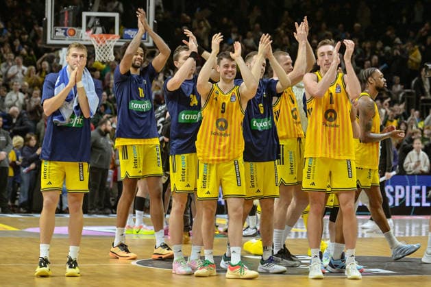 31.12.2025, xlakx, Basketball easyCredit BBL Bundesliga, Alba Berlin - Basketball Löwen Braunschweig v.l. Sam Griesel (Alba Berlin),J Wan Roberts (Alba Berlin),Justin Bean (Alba Berlin),Jonas Mattisseck (Alba Berlin),Malte Delow (Alba Berlin),Moses Wood (Alba Berlin) Jubel ueber den Sieg, Jubel nach Spielende Berlin