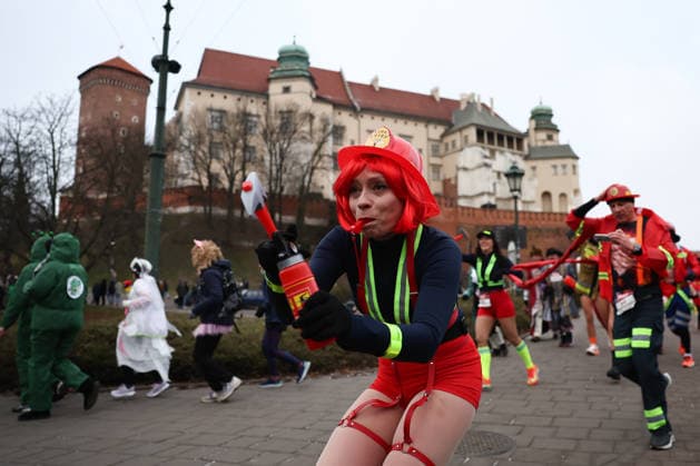 New Year s Eve Run In Krakow Participants in costumes take part in the New Year s Eve Run in Krakow, Poland on December 31, 2025. Krakow Poland  Copyright: xJakubxPorzyckix originalFilename:porzycki-newyears251231_np9KT.jpg