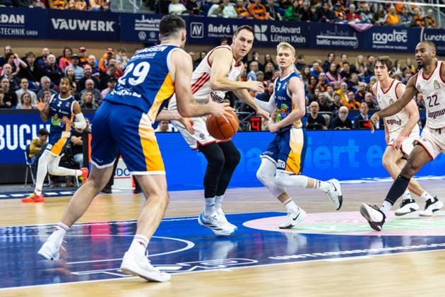 GER, easy-Credit Basketball-Bundesliga, Rostock Seawolves - FC Bayern München Basketball. 31.12.2025, Stadthalle, Rostock, GER, easy-Credit Basketball-Bundesliga, Rostock Seawolves - FC Bayern München Basketball. Owen Klassen (Rostock Seawolves 29), Johannes Voigtmann (FC Bayern München Basketball 7) Foto Alexander Trienitz Rostock Stadthalle Mecklenburg-Vorpommern Deutschland