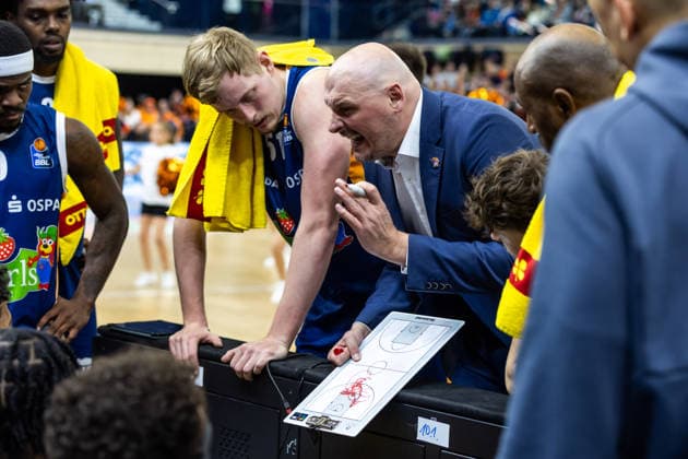 GER, easy-Credit Basketball-Bundesliga, Rostock Seawolves - FC Bayern München Basketball. 31.12.2025, Stadthalle, Rostock, GER, easy-Credit Basketball-Bundesliga, Rostock Seawolves - FC Bayern München Basketball. Przemyslaw Frasunkiewicz (Head-Coach), Rostock Seawolves spricht mit seinen Spielern Foto Alexander Trienitz Rostock Stadthalle Mecklenburg-Vorpommern Deutschland
