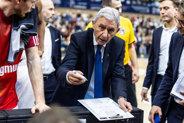 GER, easy-Credit Basketball-Bundesliga, Rostock Seawolves - FC Bayern München Basketball. 31.12.2025, Stadthalle, Rostock, GER, easy-Credit Basketball-Bundesliga, Rostock Seawolves - FC Bayern München Basketball. Svetislav Pesic (Head-Coach FC Bayern München Basketball) spricht mit seinen Spielern Foto Alexander Trienitz Rostock Stadthalle Mecklenburg-Vorpommern Deutschland
