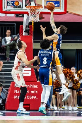GER, easy-Credit Basketball-Bundesliga, Rostock Seawolves - FC Bayern München Basketball. 31.12.2025, Stadthalle, Rostock, GER, easy-Credit Basketball-Bundesliga, Rostock Seawolves - FC Bayern München Basketball. Sid-Marlon Theis (Rostock Seawolves 19) Foto Alexander Trienitz Rostock Stadthalle Mecklenburg-Vorpommern Deutschland