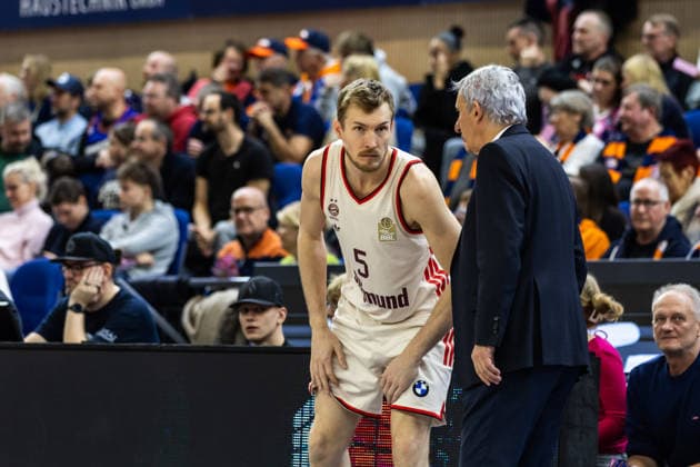 GER, easy-Credit Basketball-Bundesliga, Rostock Seawolves - FC Bayern München Basketball. 31.12.2025, Stadthalle, Rostock, GER, easy-Credit Basketball-Bundesliga, Rostock Seawolves - FC Bayern München Basketball. Xavier Rathan-Mayes (FC Bayern München Basketball 4) mit Svetislav Pesic (Head-Coach FC Bayern München Basketball) Foto Alexander Trienitz Rostock Stadthalle Mecklenburg-Vorpommern Deutschland