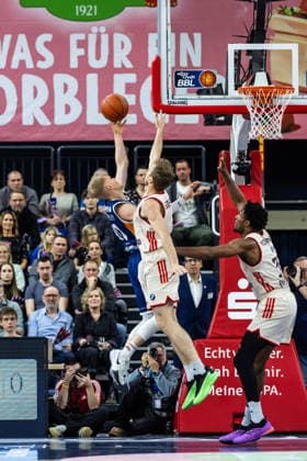 GER, easy-Credit Basketball-Bundesliga, Rostock Seawolves - FC Bayern München Basketball. 31.12.2025, Stadthalle, Rostock, GER, easy-Credit Basketball-Bundesliga, Rostock Seawolves - FC Bayern München Basketball. Lukasz Kolenda (Rostock Seawolves 10), Niels Giffey (FC Bayern München Basketball 5) Foto Alexander Trienitz Rostock Stadthalle Mecklenburg-Vorpommern Deutschland
