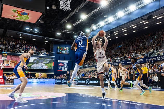 GER, easy-Credit Basketball-Bundesliga, Rostock Seawolves - FC Bayern München Basketball. 31.12.2025, Stadthalle, Rostock, GER, easy-Credit Basketball-Bundesliga, Rostock Seawolves - FC Bayern München Basketball. Justus Hollatz (FC Bayern München Basketball 21), TJ Crockett Jr. (Rostock Seawolves 0) Foto Alexander Trienitz Rostock Stadthalle Mecklenburg-Vorpommern Deutschland
