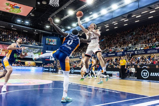 GER, easy-Credit Basketball-Bundesliga, Rostock Seawolves - FC Bayern München Basketball. 31.12.2025, Stadthalle, Rostock, GER, easy-Credit Basketball-Bundesliga, Rostock Seawolves - FC Bayern München Basketball. Justus Hollatz (FC Bayern München Basketball 21), TJ Crockett Jr. (Rostock Seawolves 0) Foto Alexander Trienitz Rostock Stadthalle Mecklenburg-Vorpommern Deutschland