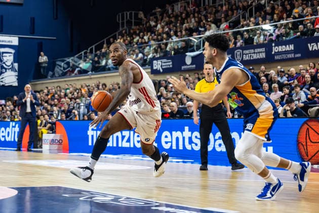 GER, easy-Credit Basketball-Bundesliga, Rostock Seawolves - FC Bayern München Basketball. 31.12.2025, Stadthalle, Rostock, GER, easy-Credit Basketball-Bundesliga, Rostock Seawolves - FC Bayern München Basketball. Isiaha Mike (FC Bayern München Basketball 22), Dominic Lockhart (Rostock Seawolves 3) Foto Alexander Trienitz Rostock Stadthalle Mecklenburg-Vorpommern Deutschland