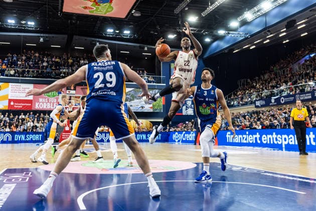GER, easy-Credit Basketball-Bundesliga, Rostock Seawolves - FC Bayern München Basketball. 31.12.2025, Stadthalle, Rostock, GER, easy-Credit Basketball-Bundesliga, Rostock Seawolves - FC Bayern München Basketball. Isiaha Mike (FC Bayern München Basketball 22), Dominic Lockhart (Rostock Seawolves 3) Foto Alexander Trienitz Rostock Stadthalle Mecklenburg-Vorpommern Deutschland