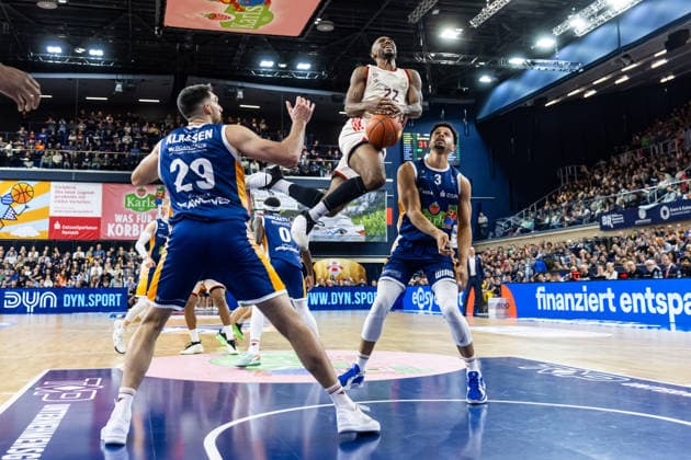 GER, easy-Credit Basketball-Bundesliga, Rostock Seawolves - FC Bayern München Basketball. 31.12.2025, Stadthalle, Rostock, GER, easy-Credit Basketball-Bundesliga, Rostock Seawolves - FC Bayern München Basketball. Isiaha Mike (FC Bayern München Basketball 22), Dominic Lockhart (Rostock Seawolves 3) Foto Alexander Trienitz Rostock Stadthalle Mecklenburg-Vorpommern Deutschland