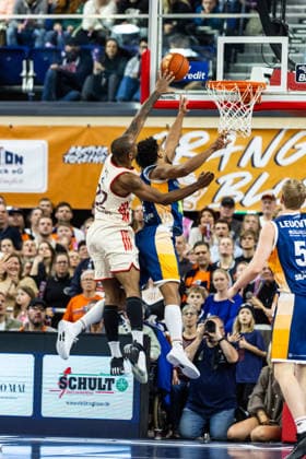 GER, easy-Credit Basketball-Bundesliga, Rostock Seawolves - FC Bayern München Basketball. 31.12.2025, Stadthalle, Rostock, GER, easy-Credit Basketball-Bundesliga, Rostock Seawolves - FC Bayern München Basketball. Isiaha Mike (FC Bayern München Basketball 22), Jordan Bowden (Rostock Seawolves 2) Foto Alexander Trienitz Rostock Stadthalle Mecklenburg-Vorpommern Deutschland
