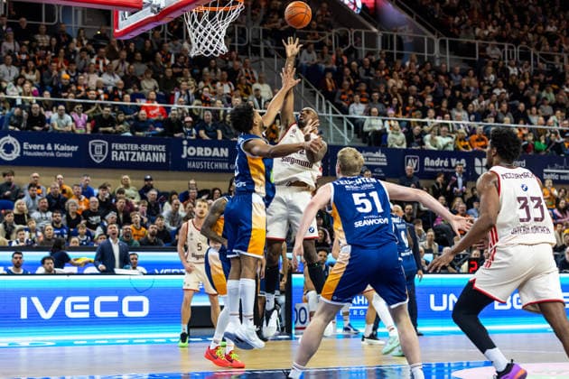 GER, easy-Credit Basketball-Bundesliga, Rostock Seawolves - FC Bayern München Basketball. 31.12.2025, Stadthalle, Rostock, GER, easy-Credit Basketball-Bundesliga, Rostock Seawolves - FC Bayern München Basketball. Isiaha Mike (FC Bayern München Basketball 22), D Shawn Schwartz (Rostock Seawolves 5) Foto Alexander Trienitz Rostock Stadthalle Mecklenburg-Vorpommern Deutschland