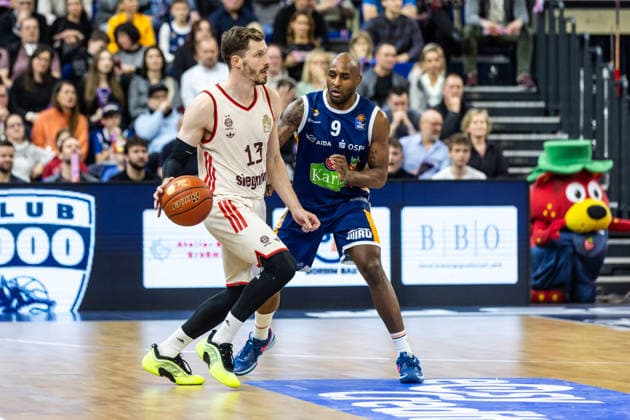 GER, easy-Credit Basketball-Bundesliga, Rostock Seawolves - FC Bayern München Basketball. 31.12.2025, Stadthalle, Rostock, GER, easy-Credit Basketball-Bundesliga, Rostock Seawolves - FC Bayern München Basketball. Andreas Obst (FC Bayern München Basketball 13), DeAndre Lansdowne (Rostock Seawolves 9) Foto Alexander Trienitz Rostock Stadthalle Mecklenburg-Vorpommern Deutschland